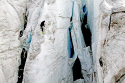 Casi toda el agua dulce del planeta –el 83%– está cautiva en los glaciares de polos y montañas. En la foto, escalada en el glaciar del Cayambe. Foto: Jorge Anhalzer