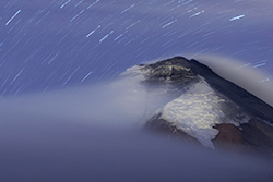 El Cotopaxi en erupción bajo las estrellas. Foto: Lucas Bustamante / Tropical Herping