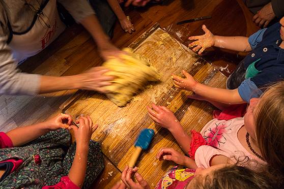 Niños hacen guaguas de pan durante el tiempo de Finados. Foto: Andrés Vallejo