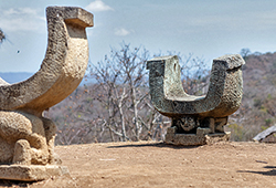 Réplicas de sillas manteñas en el museo de sitio. Foto: Andrés Molestina
