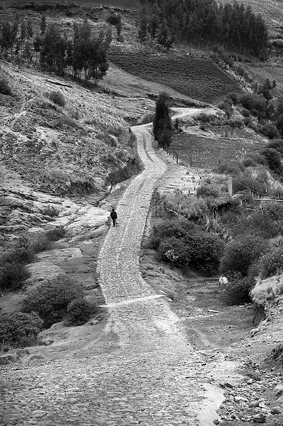 Empedrado que sube a Cangahua, cerca de Cayambe, uno de los caminos en serio riesgo de ser desangelados. Foto: Jorge Juan Anhalzar