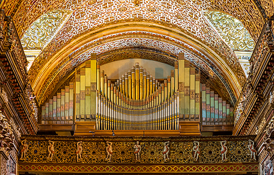 Órgano norteamericano de marca Roosevelt, localizado en el coro de la iglesia de La Compañía, en el centro histórico de Quito. Construido en 1889, todavía se utiliza en celebraciones especiales. Foto: Diego Delso / Creative Commons