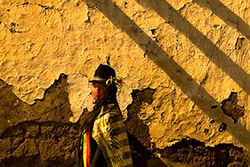 Se llamaba "guarichas" a las mujeres que acompañaban a los soldados en sus campañas. Hoy es un hombre vestido de mujer, personaje infaltable en muchas celebraciones andinas. Foto: Paúl Salazar