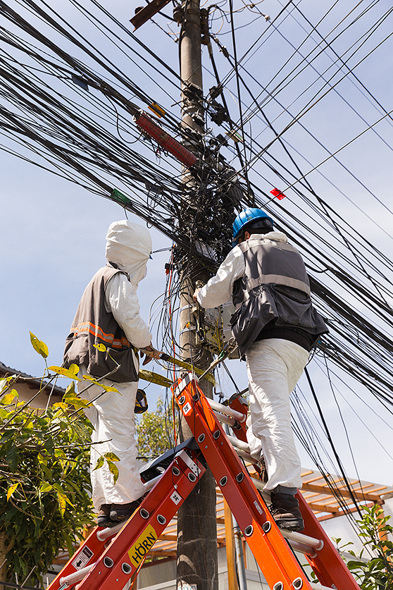 En 2009, el concejo de Quito emitió la ordenanza 293, que imponía una tasa de uso del espacio aéreo a las empresas dueñas de cables, para que les resulte más conveniente enterrarlos (y que la ciudad no asuma el costo que significa la contaminación visual). Apenas posesionada, la alcaldía de Augusto Barrera se reunió con los cableros y echaron abajo la ordenanza. Foto: Andrés Vallejo