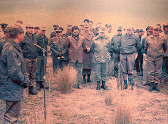 El dictador Guillermo Rodríguez Lara en la inauguración de la “conscripción forestal” (1972), que tenía el doble objetivo de civilizar a los jóvenes indígenas y a la subdesarrollada geografía andina. Foto: Archivo del Ministerio del Ambiente