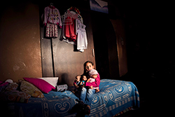 “Valen”, de siete años, espera por su mamá, quien cumple su segunda sentencia. El 90 % de mujeres presas son madres. Quito, 2016. Foto: Proyecto Ghetto Dreamers, de Johis Alarcón