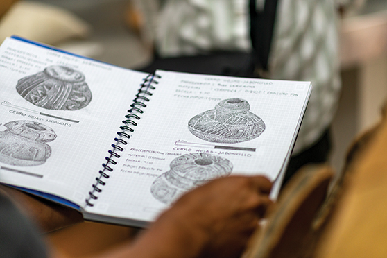 Dibujos técnicos de Ernesto Pin, guía comunitario de Picoazá, de torteros manteños utilizados para hilar. Foto: Andrés Molestina