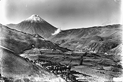 El Tungurahua con el valle de Patate a sus pies, entre 1895 y 1920. Foto: Augusto y Nicolás Martínez