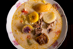 El puchero de Pachi Calisto, sopa en base de pecho de res y una afortunada combinación de frutas y legumbres. Es en las sopas donde la biocultura ecuatoriana alcanza su gloria. Foto: Andrés Vallejo El puchero de Pachi Calisto, sopa en base de pecho de res y una afortunada combinación de frutas y legumbres. Es en las sopas donde la biocultura ecuatoriana alcanza su gloria. Foto: Andrés Vallejo