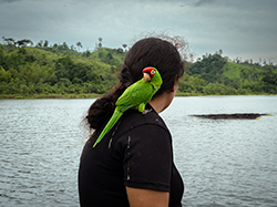 Una mujer con su mascota en la laguna de Cube. Foto: Isadora Romero y Ailin Blasco. Una mujer con su mascota en la laguna de Cube. Foto: Isadora Romero y Ailin Blasco.