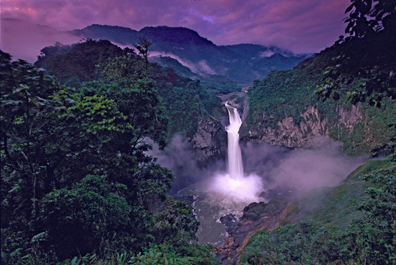 San Rafael, la mayor y más hermosa cascada del Ecuador se ha convertido en un emblema y una imagen promocional del país en el exterior. Foto: Pete Oxford / Archivo Criollo